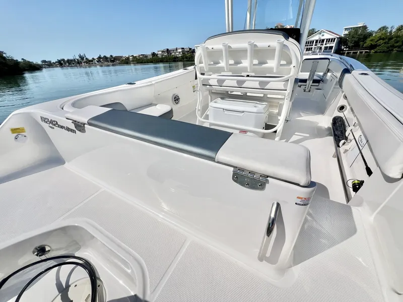 Slide: The Image of Robalo R242 Explorer 2021 - 6013757