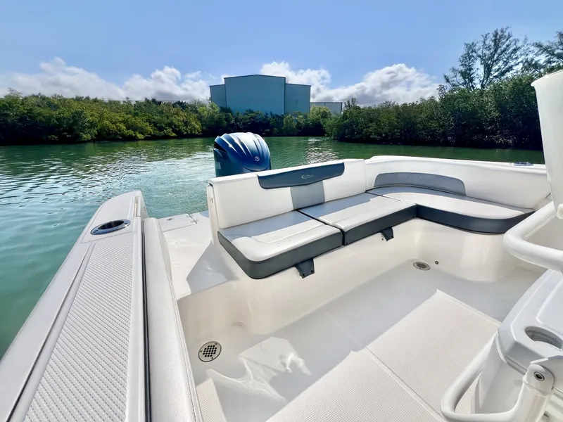 Slide: The Image of Robalo R242 Explorer 2021 - 6013755