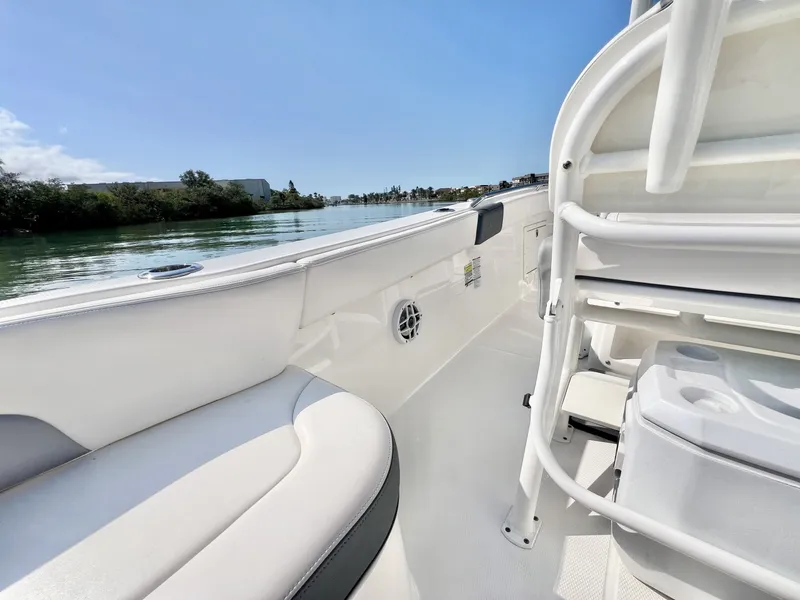 Slide: The Image of Robalo R242 Explorer 2021 - 6013761