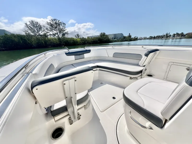 Slide: The Image of Robalo R242 Explorer 2021 - 6013766