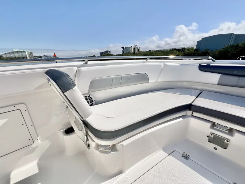 Slide: The Image of Robalo R242 Explorer 2021 - 6013769