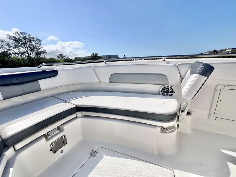 Slide: The Image of Robalo R242 Explorer 2021 - 6013767