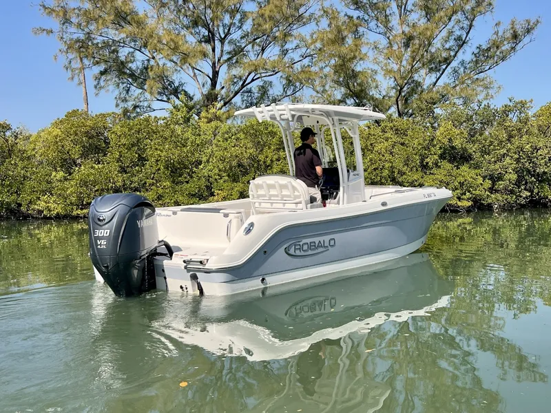 Slide: The Image of Robalo R242 Explorer 2021 - 6013778
