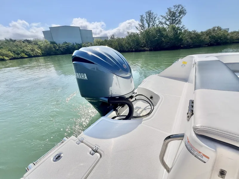 Slide: The Image of Robalo R242 Explorer 2021 - 6013756