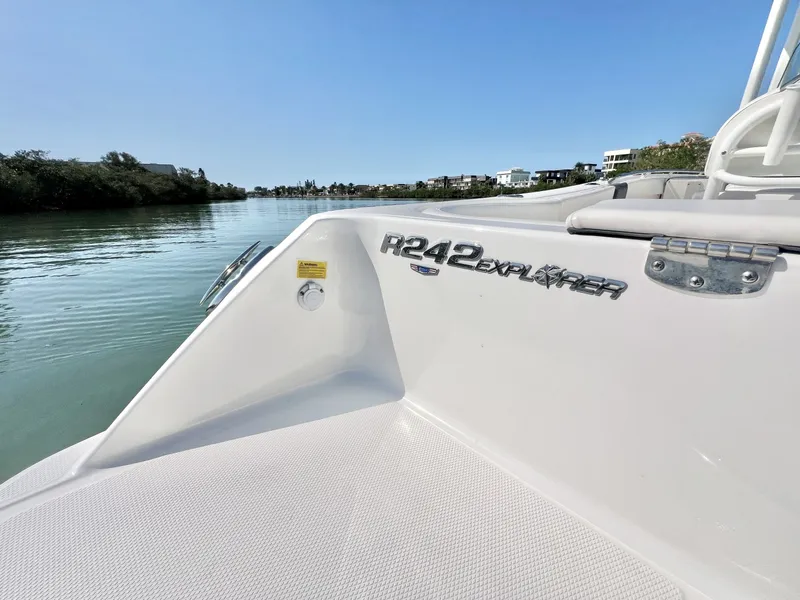 Slide: The Image of Robalo R242 Explorer 2021 - 6013759