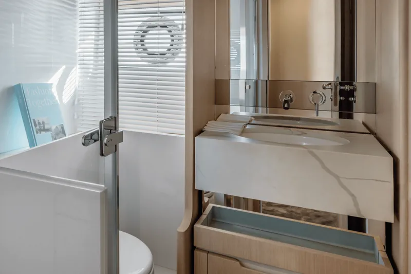 Slide: The Image of Azimut FLY 68 2024 - 6013884