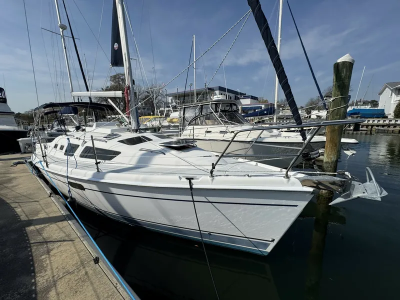 The Image of 2002 Hunter 326 Starboard - 6016666