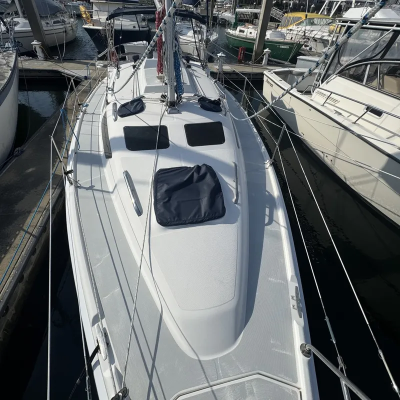 Slide: The Image of Foredeck facing Aft - 6027411