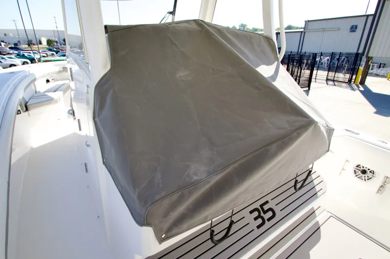 Slide: The Image of Regulator Marine 35 2027 - 6493641