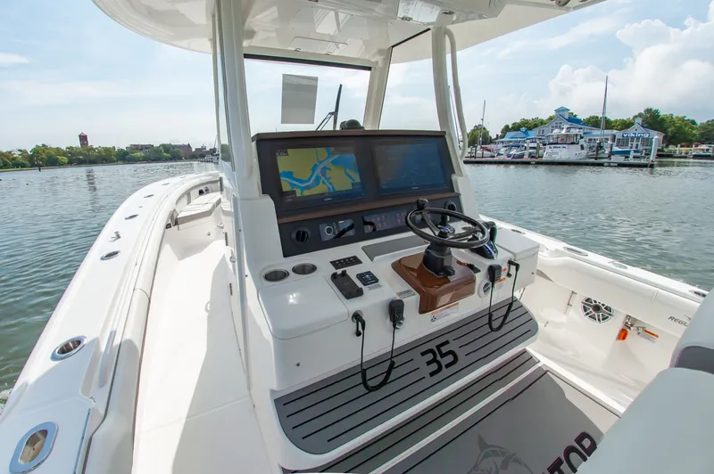 Slide: The Image of Regulator Marine 35 2027 - 7227074