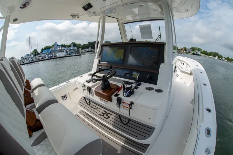 Slide: The Image of Regulator Marine 35 2027 - 7227075