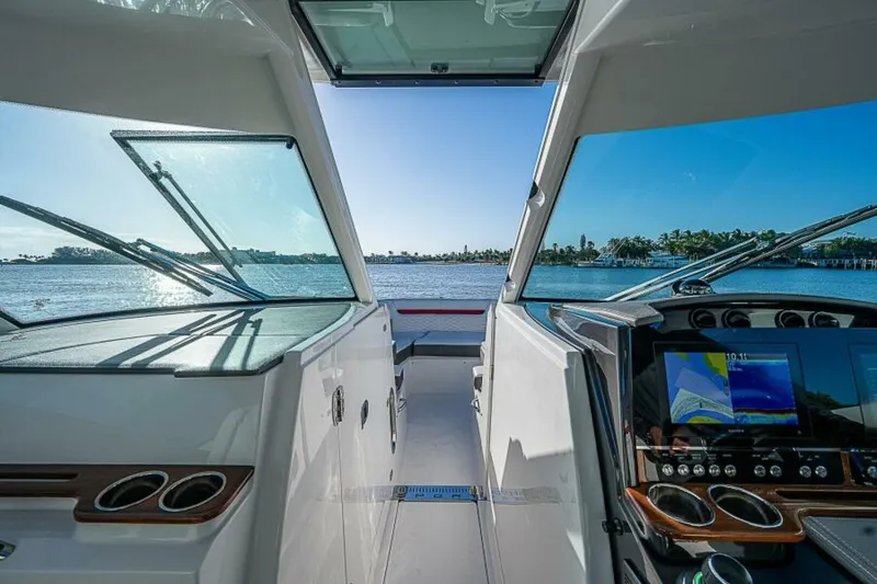 Slide: The Image of Tiara 34LX 2021 - 6017666