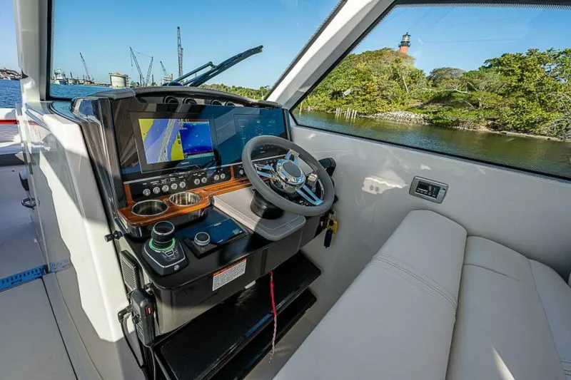 Slide: The Image of Tiara 34LX 2021 - 6017667