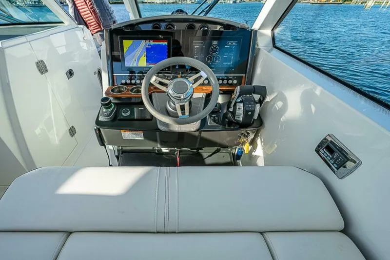 Slide: The Image of Tiara 34LX 2021 - 6017668