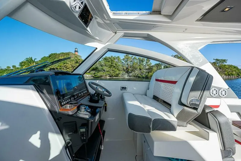 Slide: The Image of Tiara 34LX 2021 - 6017669