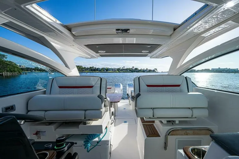 Slide: The Image of Tiara 34LX 2021 - 6017670