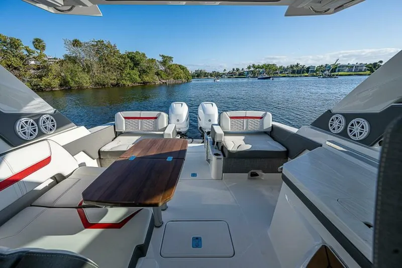 Slide: The Image of Tiara 34LX 2021 - 6017671