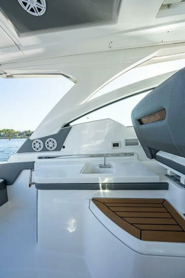 Slide: The Image of Tiara 34LX 2021 - 6017672