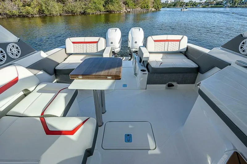 Slide: The Image of Tiara 34LX 2021 - 6017673