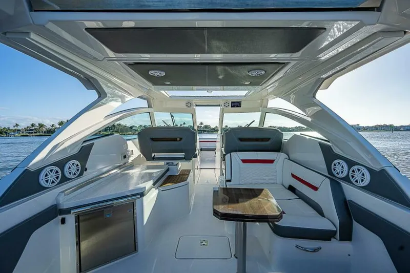 Slide: The Image of Tiara 34LX 2021 - 6017674