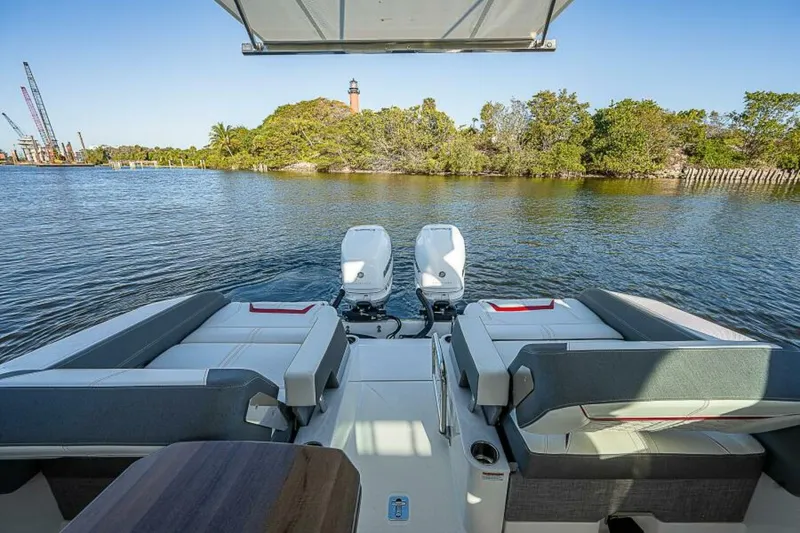 Slide: The Image of Tiara 34LX 2021 - 6017675