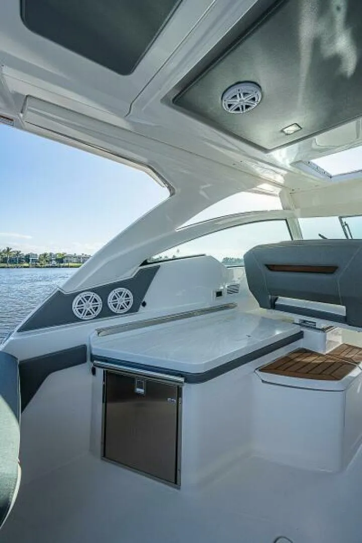 Slide: The Image of Tiara 34LX 2021 - 6017676