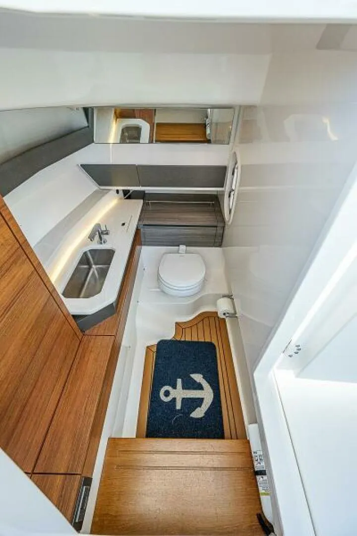 Slide: The Image of Tiara 34LX 2021 - 6017678