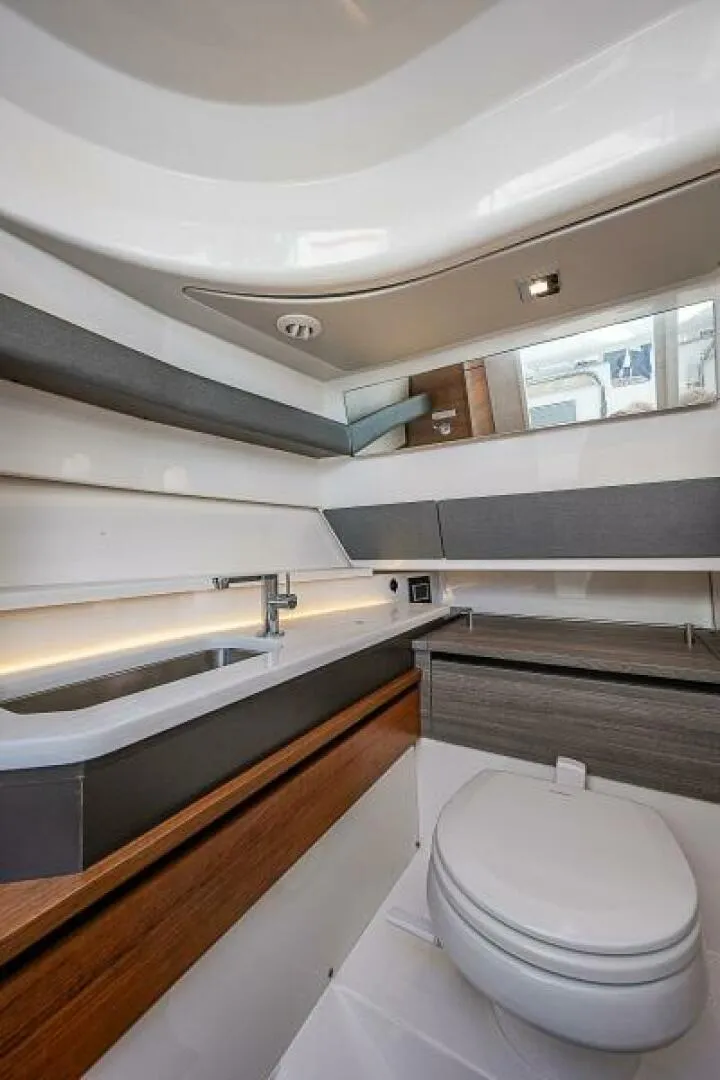 Slide: The Image of Tiara 34LX 2021 - 6017679