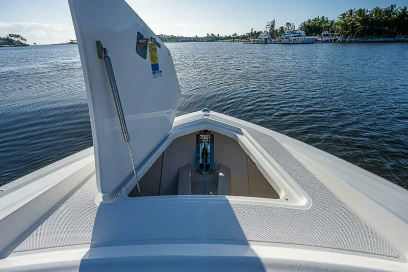 Slide: The Image of Tiara 34LX 2021 - 6017662