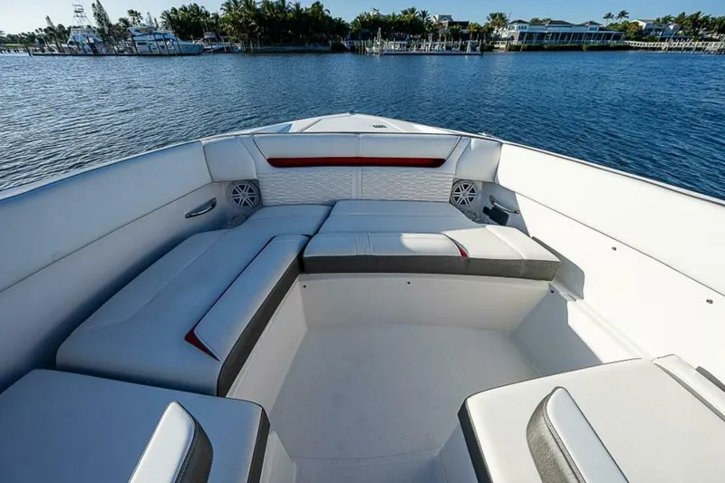 Slide: The Image of Tiara 34LX 2021 - 6017663