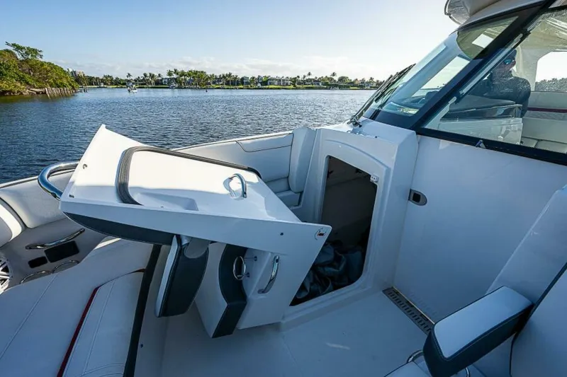 Slide: The Image of Tiara 34LX 2021 - 6017664