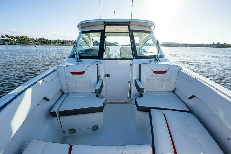 Slide: The Image of Tiara 34LX 2021 - 6017665