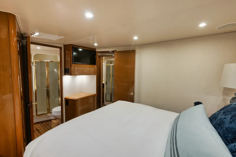 Slide: The Image of Viking 52 - THE HURRICANE - Master Stateroom 2003 Viking 52 Convertible - THE HURRICANE - 7866128