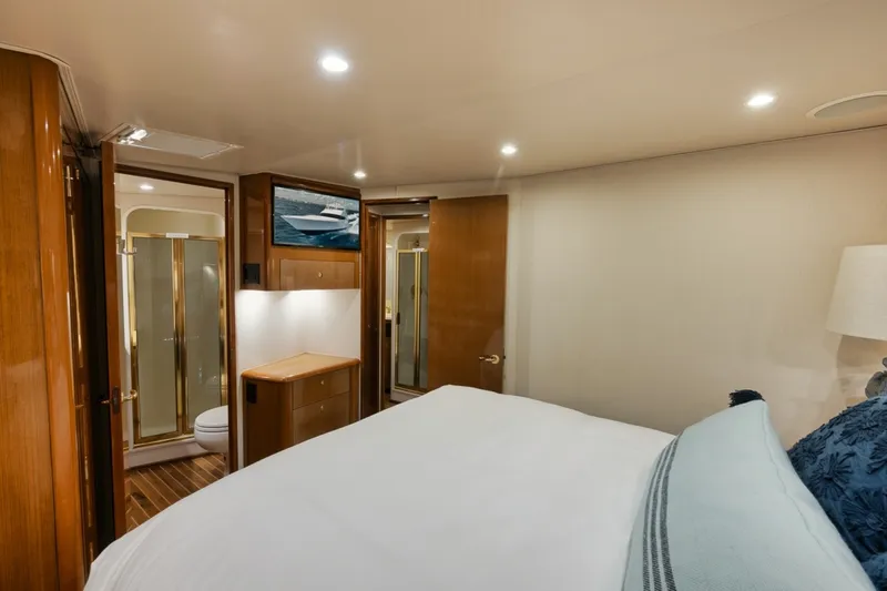 Slide: The Image of Viking 52 - THE HURRICANE - Master Stateroom 2003 Viking 52 Convertible - THE HURRICANE - 7866117