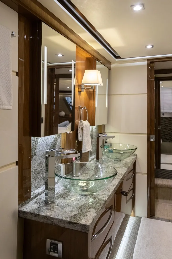 Slide: The Image of Sea Ray L650 FLY 2018 - 6019391