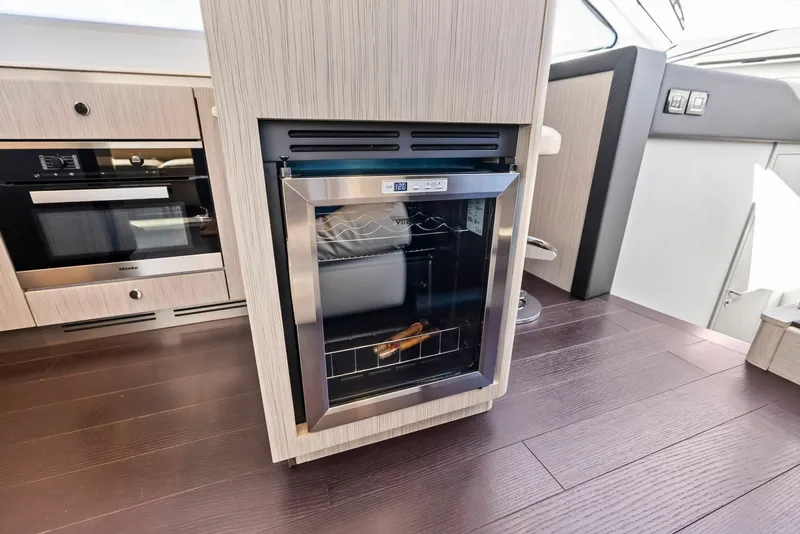 Slide: The Image of Azimut Flybridge 2020 - 6019852