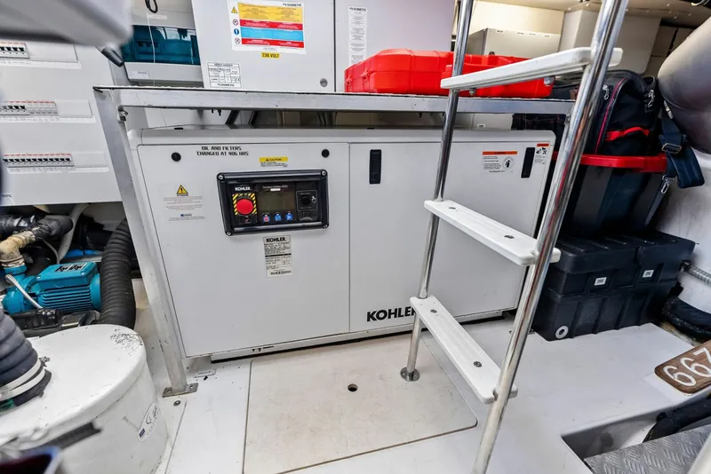 Slide: The Image of Azimut Flybridge 2020 - 6019877