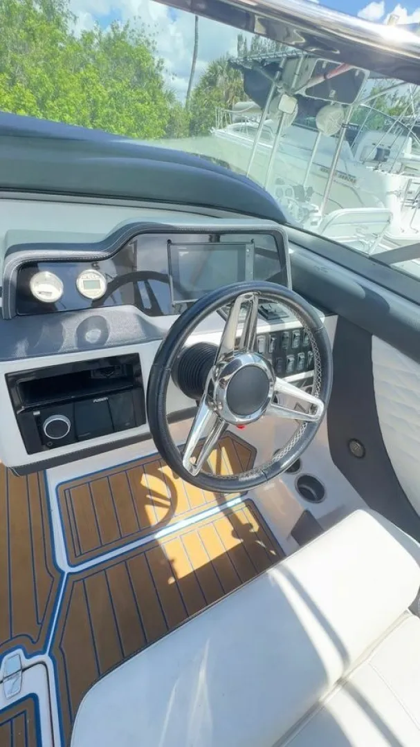 Slide: The Image of Sea Ray 35 2018 - 6023853