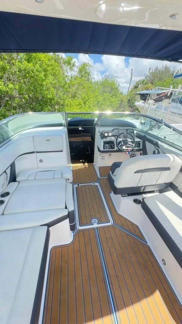 Slide: The Image of Sea Ray 35 2018 - 6023856