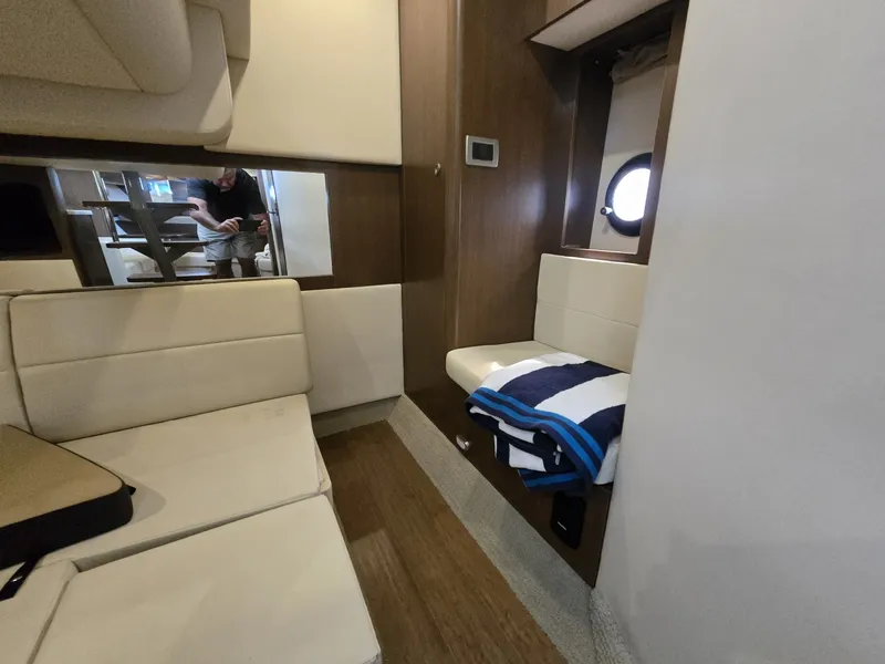 Slide: The Image of Sea Ray 350 Sundancer Coupe 2018 - 6780453