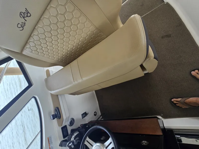 Slide: The Image of Sea Ray 350 Sundancer Coupe 2018 - 6780410
