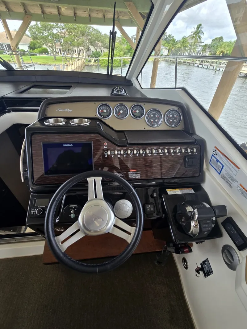Slide: The Image of Sea Ray 350 Sundancer Coupe 2018 - 6781247