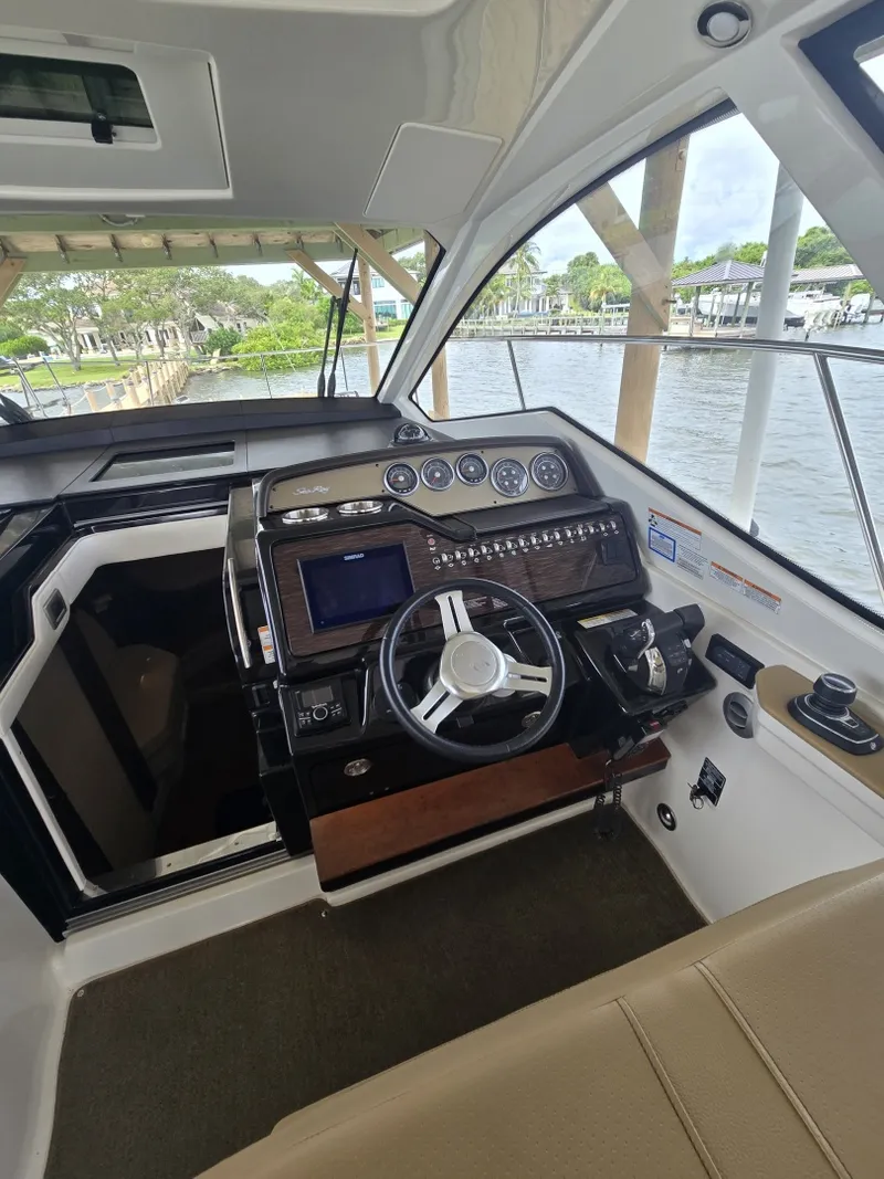 Slide: The Image of Sea Ray 350 Sundancer Coupe 2018 - 6781249