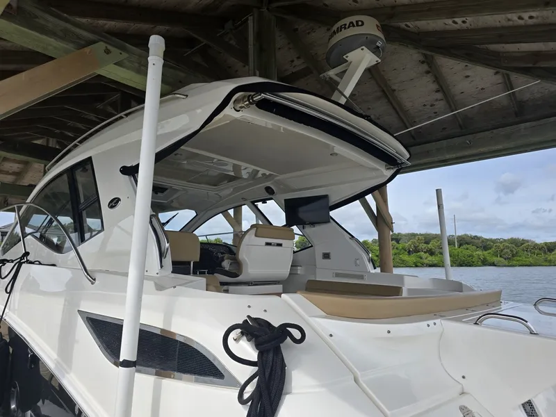 Slide: The Image of Sea Ray 350 Sundancer Coupe 2018 - 6780480
