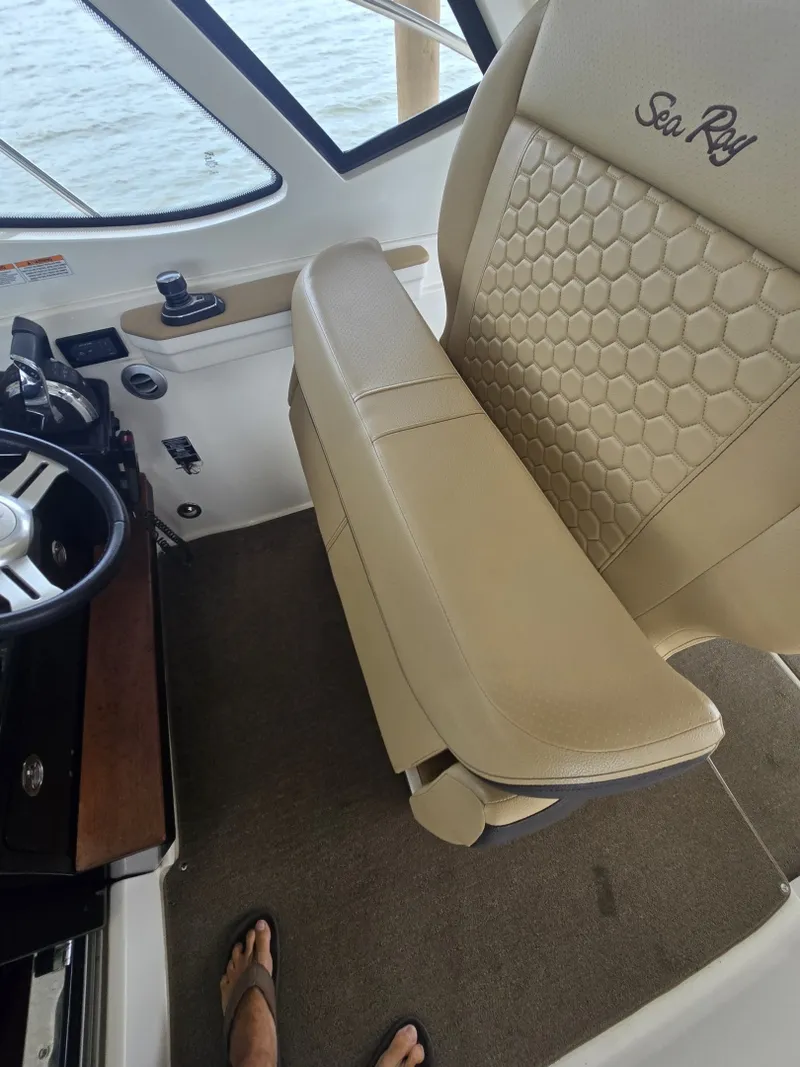 Slide: The Image of Sea Ray 350 Sundancer Coupe 2018 - 6781248