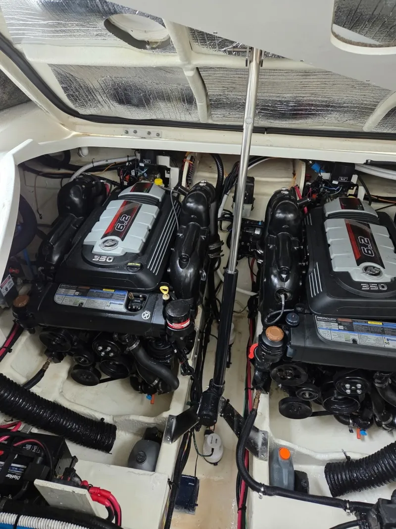 Slide: The Image of Sea Ray 350 Sundancer Coupe 2018 - 6781301