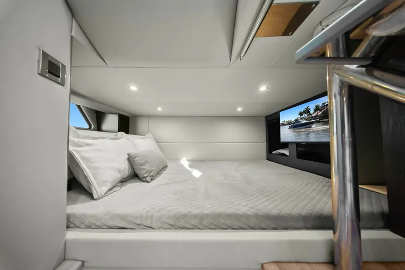 Slide: The Image of Formula 38 - Bada Beng - Cabin 2023 Formula 38 Super Sport Crossover - Bada Beng - 6026207