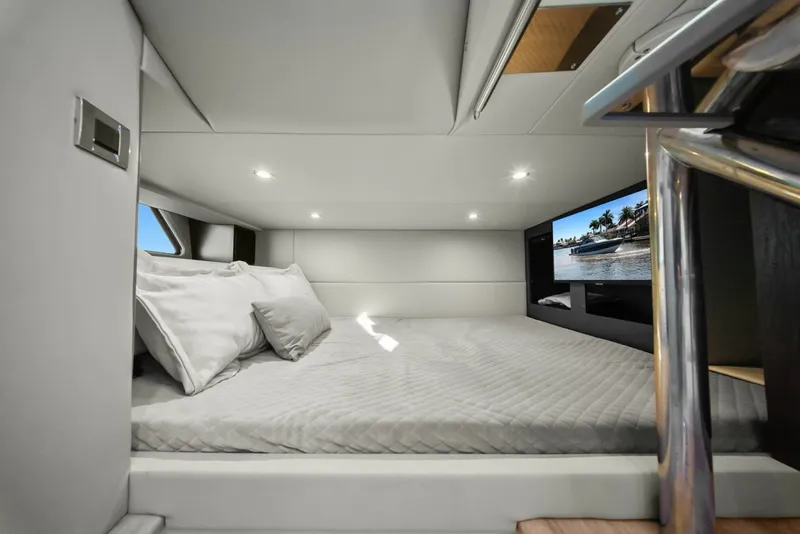 Slide: The Image of Formula 38 - Bada Beng - Cabin 2023 Formula 38 Super Sport Crossover - Bada Beng - 7759559