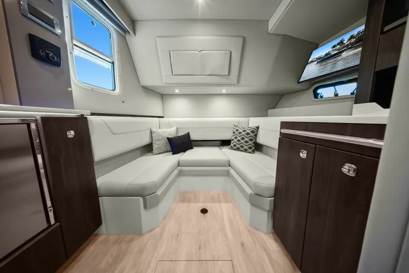 Slide: The Image of Formula 38 - Bada Beng - Cabin 2023 Formula 38 Super Sport Crossover - Bada Beng - 7759554