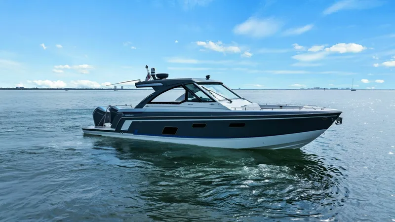 Slide: The Image of Formula 38 - Bada Beng - Exterior Profile 2023 Formula 38 Super Sport Crossover - Bada Beng - 7759525